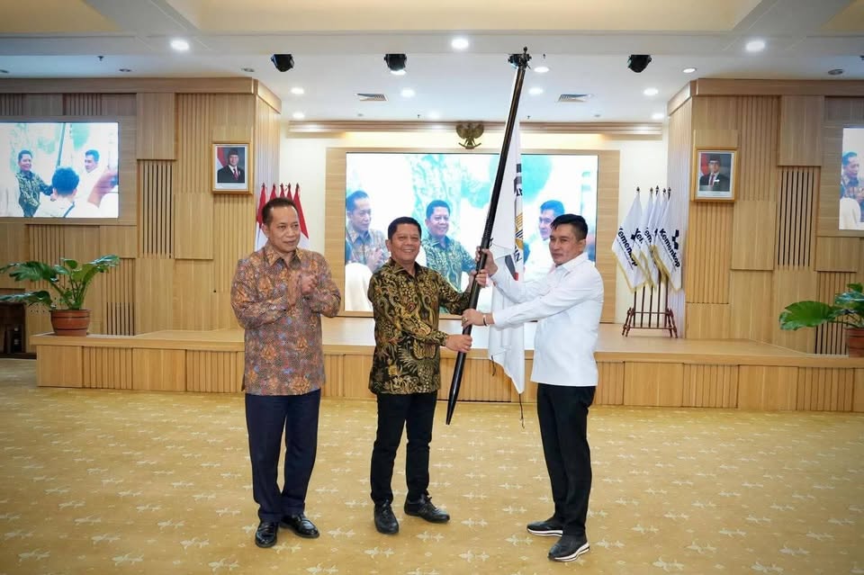 Menkop RI Resmi Lantik H. Ekos Albar sebagai Ketua Umum DPP IKA IKOPIN University Periode 2025-2029